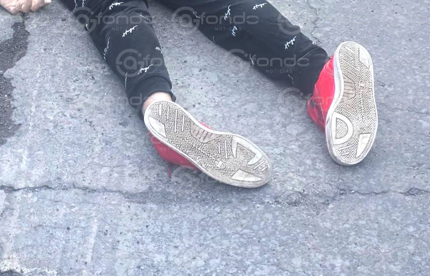 VIDEO. ‘¡Ya súbete!’; sicarios en moto arrastran y tiran otro cuerpo en la ‘tierra de nadie’