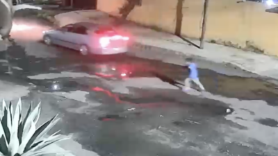 VIDEO. Cámaras graban momento en que un menor de edad es abandonado en calles de la CDMx