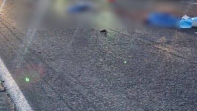 VIDEO: Motociclista queda destrozado en la autopista; varios autos le pasaron encima