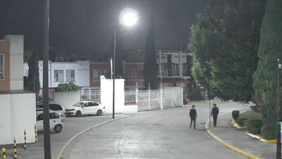 VIDEO: Graban a jóvenes cuando provocan un fuerte incendio en un fraccionamiento