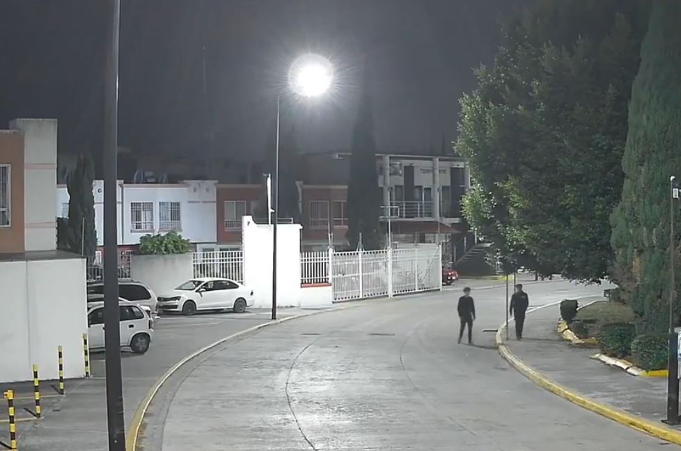 VIDEO: Graban a jóvenes cuando provocan un fuerte incendio en un fraccionamiento