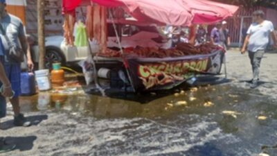 TERRIBLE: Conductor choca contra puesto de chicharrón y la manteca hirviendo cae sobre dos jóvenes