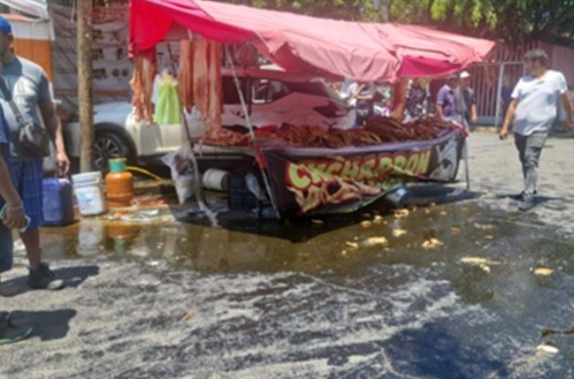 TERRIBLE: Conductor choca contra puesto de chicharrón y la manteca hirviendo cae sobre dos jóvenes
