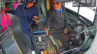 VIDEO: Sujeto golpea al chofer del camión porque no podía pagar su pasaje