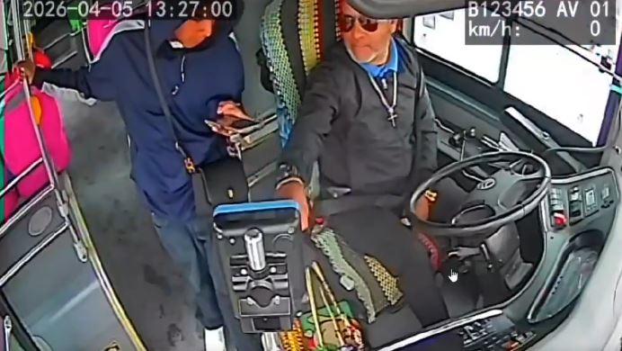 VIDEO: Sujeto golpea al chofer del camión porque no podía pagar su pasaje