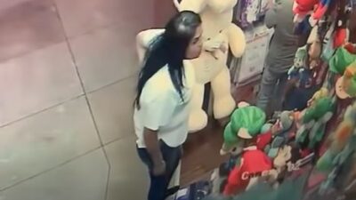 VIDEO: Señora roba un peluche en una plaza y lo esconde en sus partes íntimas