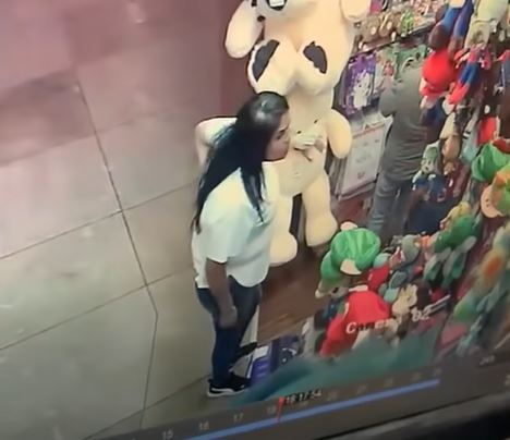 VIDEO: Señora roba un peluche en una plaza y lo esconde en sus partes íntimas