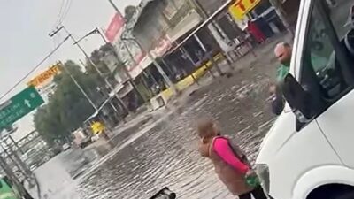 VIDEO: Vendedores de muebles quería cerrar la avenida y apedrean camiones de pasajeros