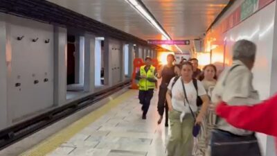 VIDEO. Usuarios del Metro corren aterrados por un gran flamazo dentro del andén