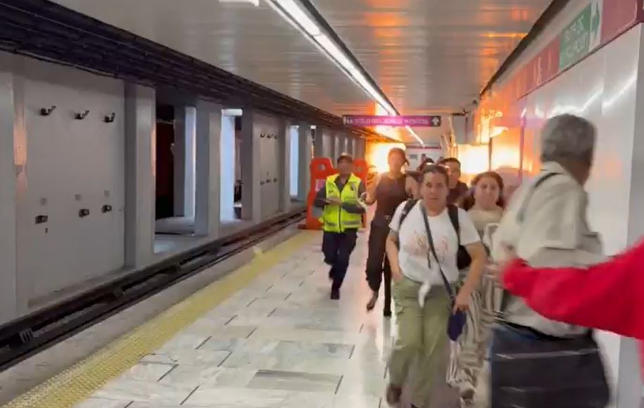 VIDEO. Usuarios del Metro corren aterrados por un gran flamazo dentro del andén