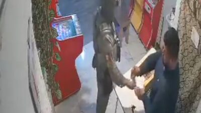 VIDEO: Soldado entra a un local de ‘maquinitas’ y recibe una misteriosa bolsa