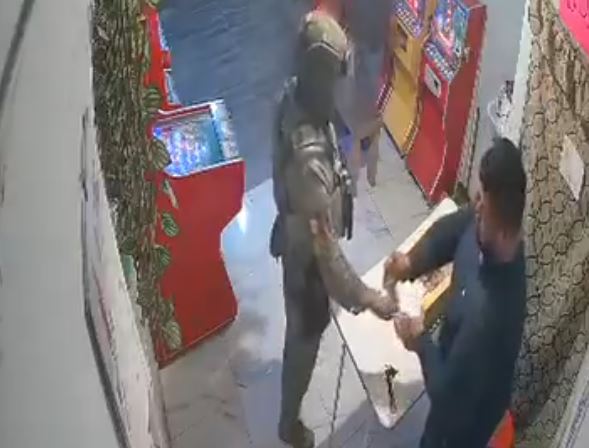 VIDEO: Soldado entra a un local de ‘maquinitas’ y recibe una misteriosa bolsa