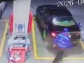 VIDEO: Conductora en un carro ‘curioso’ pide tanque lleno y huye de la gasolinera