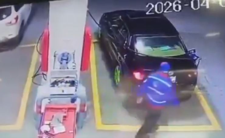 VIDEO: Conductora en un carro ‘curioso’ pide tanque lleno y huye de la gasolinera