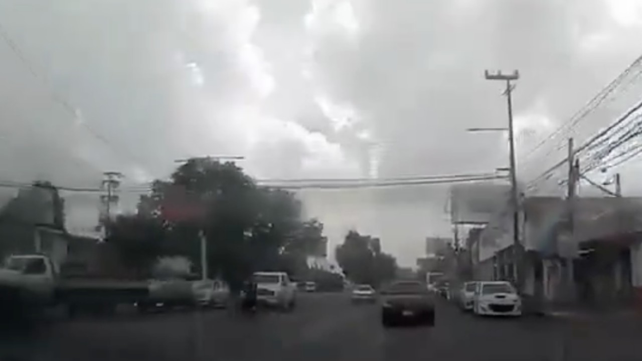 video. Camioneta invade el carril del Mexibús y arrastra al conductor de una motocicleta