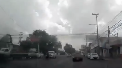 video. Camioneta invade el carril del Mexibús y arrastra al conductor de una motocicleta