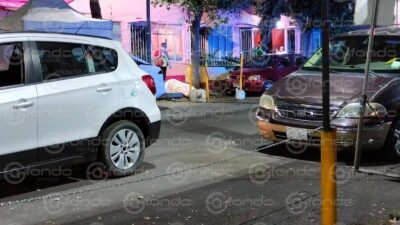 SOSPECHOSO: Hombre sale de un bar con dos mujeres, cae muerto y ellas lo abandonan