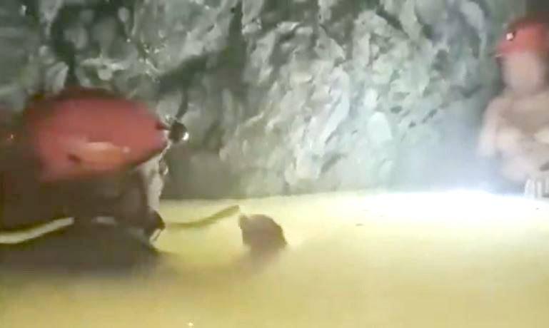 VIDEO: ‘No perdí la fe’; graban increíble y emotivo rescate de un minero que estuvo 13 días atrapado