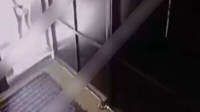 VIDEO: Empleada de limpieza cae dos metros en un enorme registro abierto