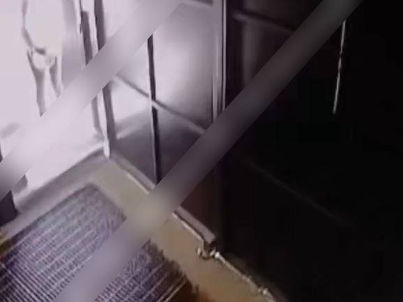 VIDEO: Empleada de limpieza cae dos metros en un enorme registro abierto