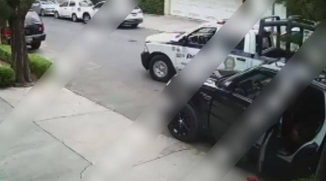 VIDEO: Policía ‘se rifa’ a balazos solo contra ladrones de casas y abate al líder