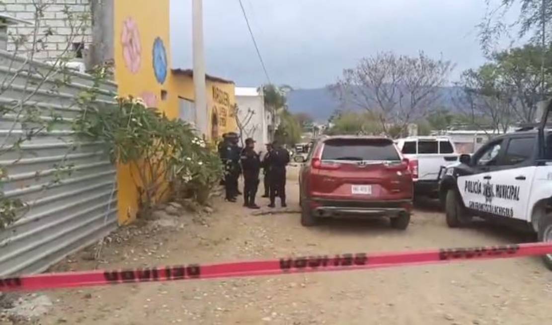 VIDEO: Encuentran a tres hombres ejecutados dentro de un motel de paso