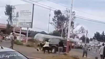 VIDEO. ‘¡Órale!’; conductor de camioneta arrolla a dos hombres durante una pelea callejera