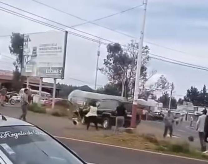 VIDEO. ‘¡Órale!’; conductor de camioneta arrolla a dos hombres durante una pelea callejera