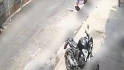 VIDEO: Graban golpiza de adicto contra una mujer en la calle; él dijo que fue por dinero