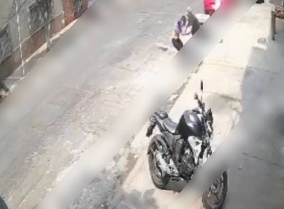 VIDEO: Graban golpiza de adicto contra una mujer en la calle; él dijo que fue por dinero