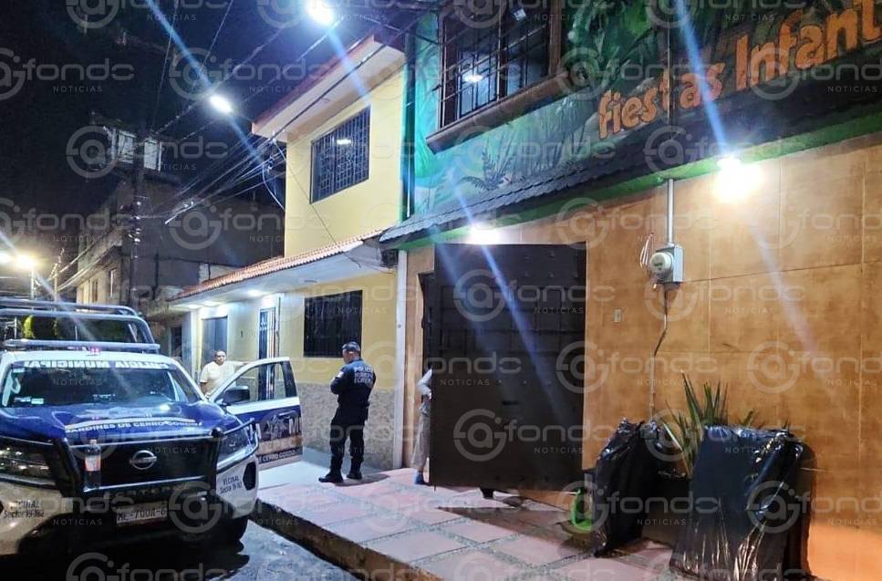 VIDEO. Graban a ladrón cuando se metió a un salón de fiestas y huye al ver a la policía