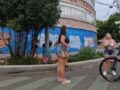 VIDEO: Trabajadoras sexuales atacan, roban a ciclista y le rompen su cámara
