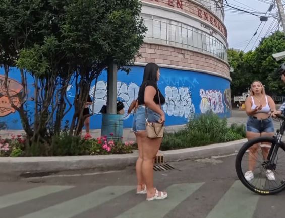VIDEO: Trabajadoras sexuales atacan, roban a ciclista y le rompen su cámara
