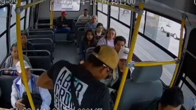 VIDEO: ‘¡Carteras y celulares!’; graban violento asalto en un camión de pasajeros