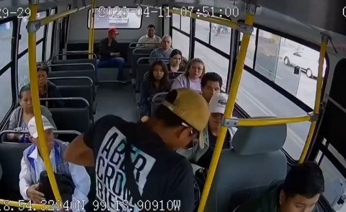 VIDEO: ‘¡Carteras y celulares!’; graban violento asalto en un camión de pasajeros