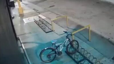 VIDEO: Ratero pasea con cizallas para romper cadenas y robar bicicletas