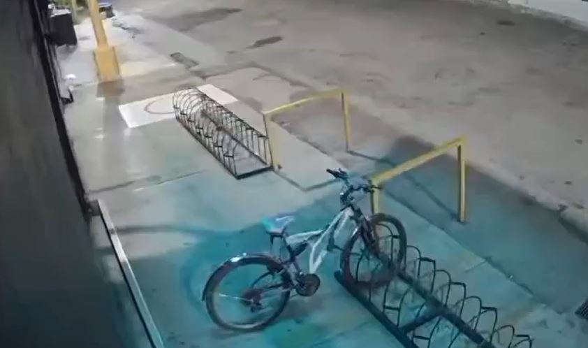 VIDEO: Ratero pasea con cizallas para romper cadenas y robar bicicletas