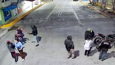 VIDEO. Delincuentes armados roban a personas que esperaban el transporte público para ir a trabajar