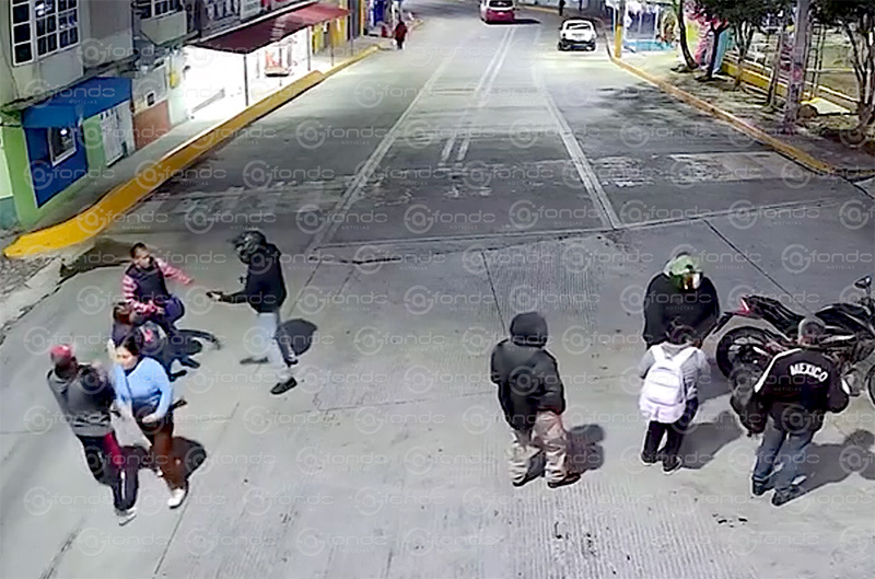VIDEO. Delincuentes armados roban a personas que esperaban el transporte público para ir a trabajar