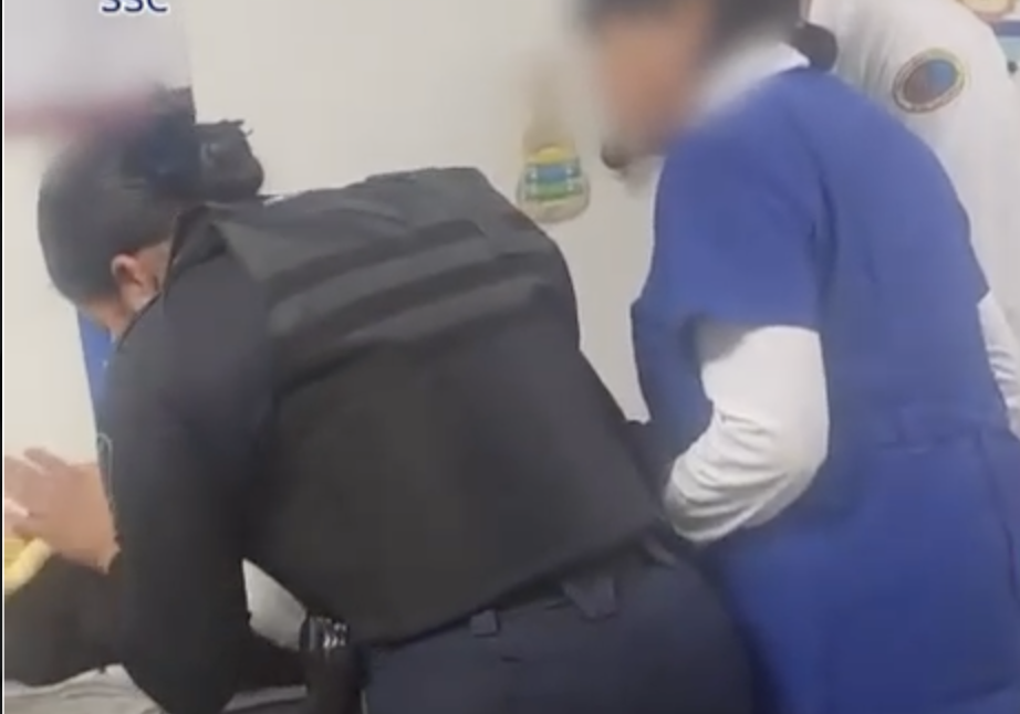 VIDEO. Niño de 3 años cae desde el segundo piso de un edificio; policías lo trasladan de emergencia a un hospital