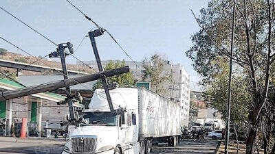 VIDEO. Tráiler derriba cables de alta tensión y provoca severo caos vial en Edomex