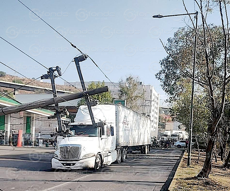 VIDEO. Tráiler derriba cables de alta tensión y provoca severo caos vial en Edomex