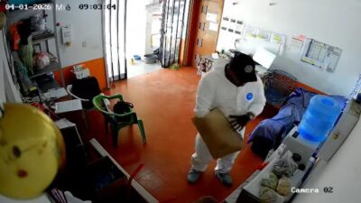 VIDEO: Peritos roban 15 mil pesos y camarones; regresan los mariscos rancios, pero el dinero no
