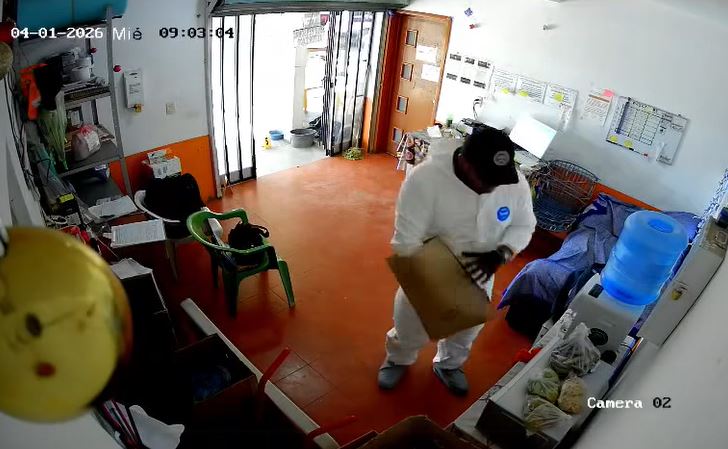 VIDEO: Peritos roban 15 mil pesos y camarones; regresan los mariscos rancios, pero el dinero no