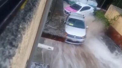 VIDEO. Megafuga arroja millones de litros de agua y hasta arrastró vehículos