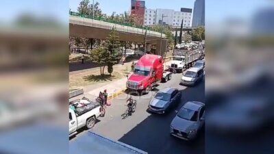 URGENTE: Dos recolectores iban en la caja de un camión y mueren al golpearse contra un puente