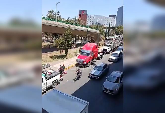 URGENTE: Dos recolectores iban en la caja de un camión y mueren al golpearse contra un puente