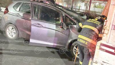 LAMENTABLE. Conductor choca contra una camioneta del gobierno y muere prensado