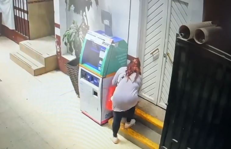 VIDEO: Mujer le roba su Nintendo Switch a un niño que estaba con su mamá