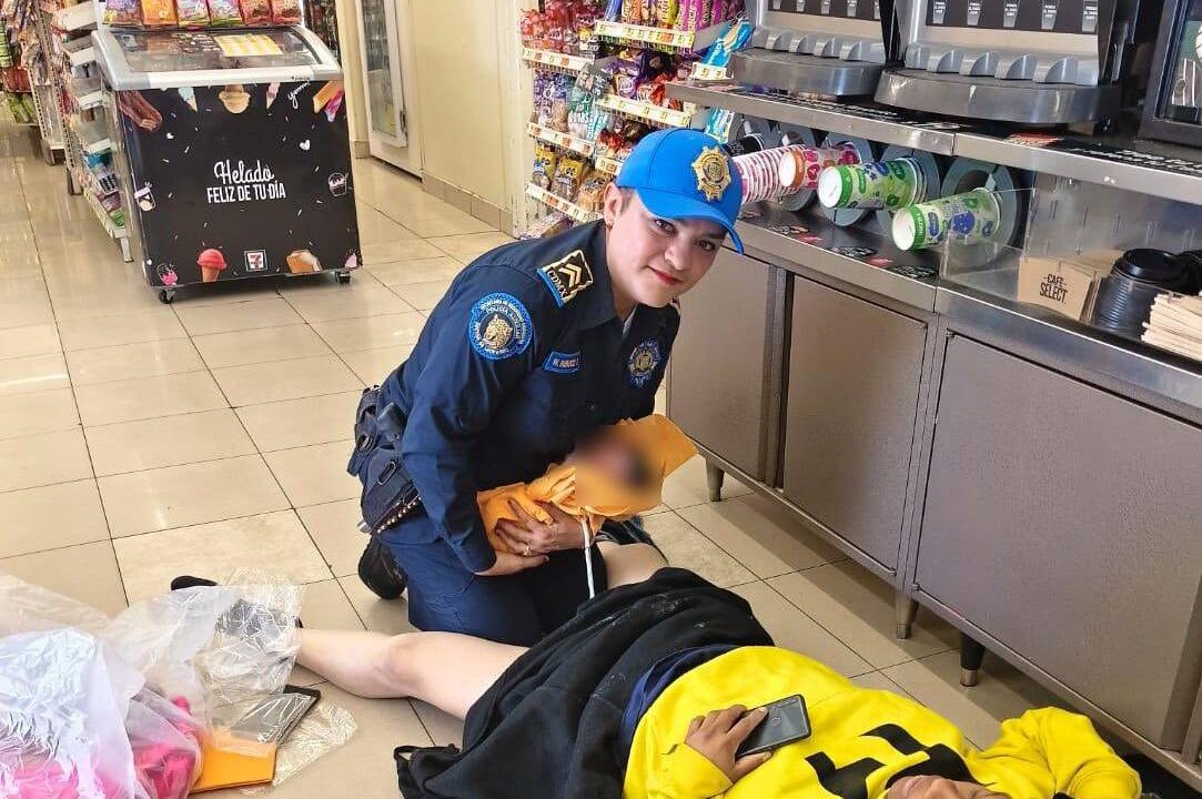 EJEMPLAR: Mujer policía ‘se pone las pilas’ y recibe a una recién nacida en un 7-Eleven